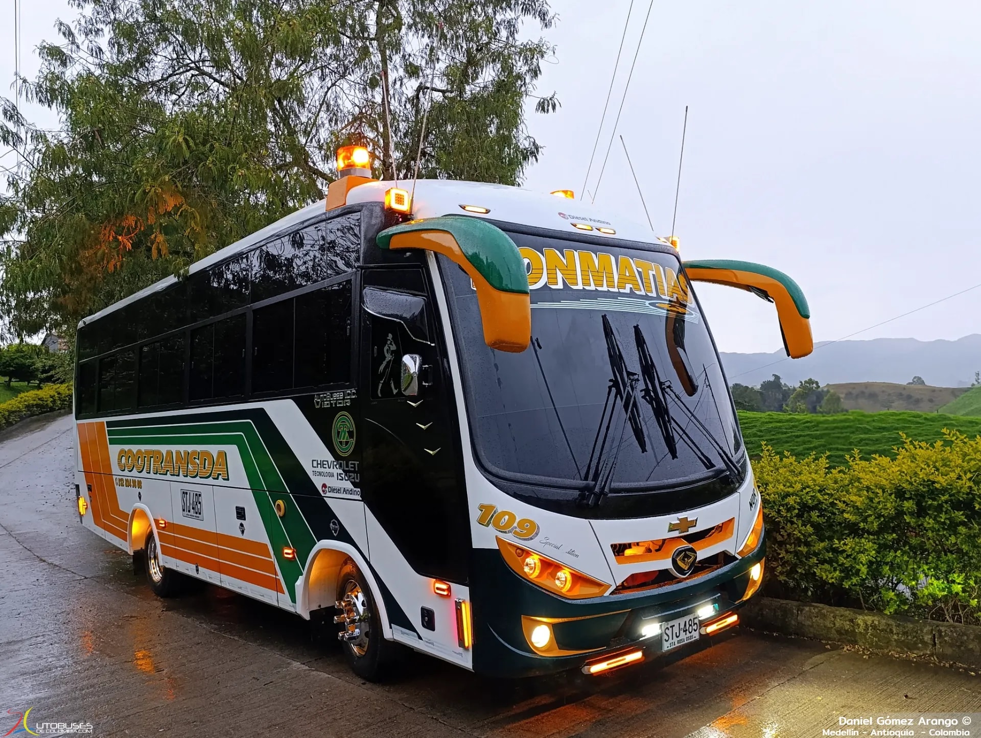 Autobuses ICC Viator Chevrolet Isuzu NQR de Cootransda