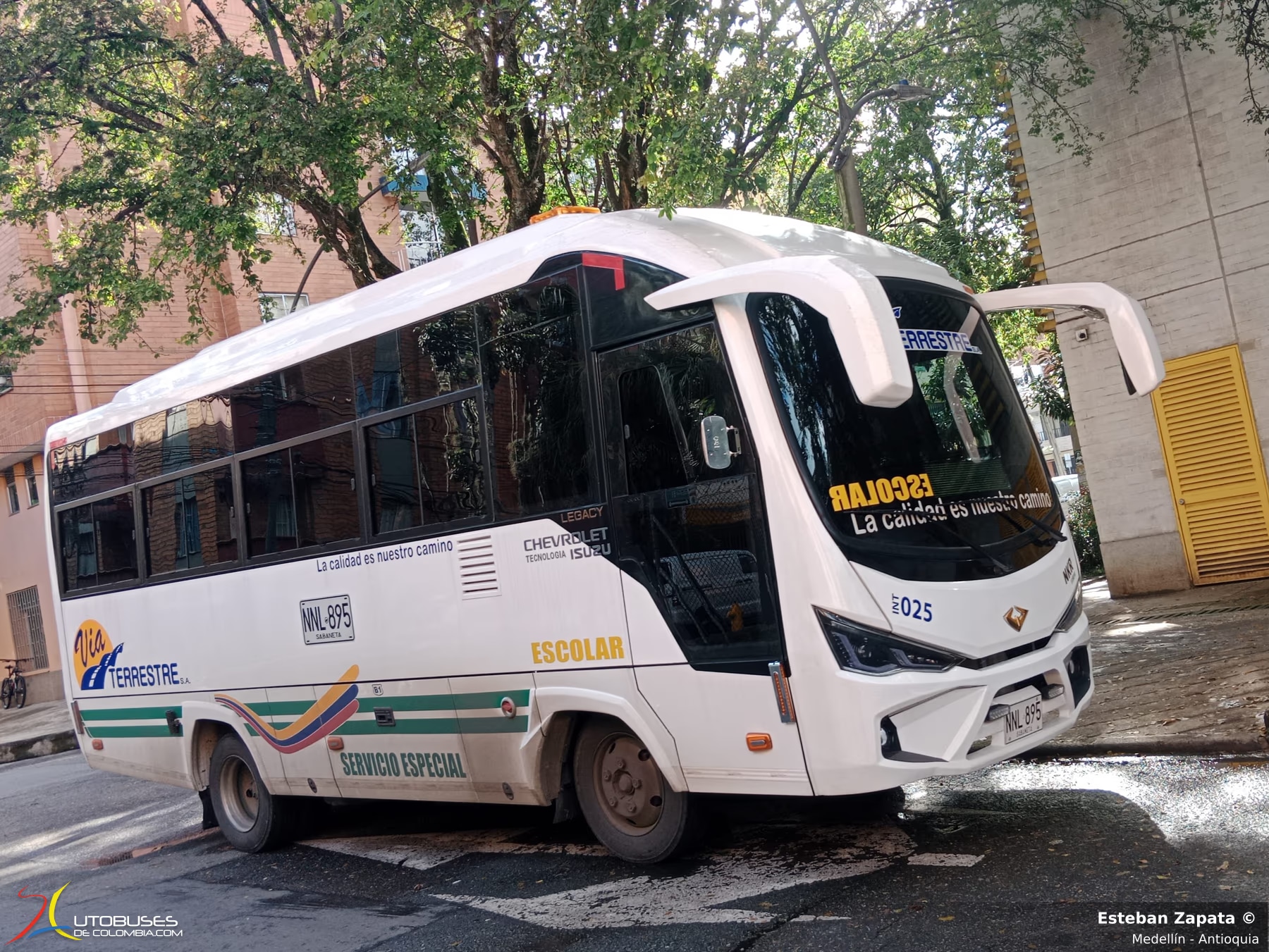 Autobuses ICC Legacy Chevrolet Isuzu NKR de Via Terrestre