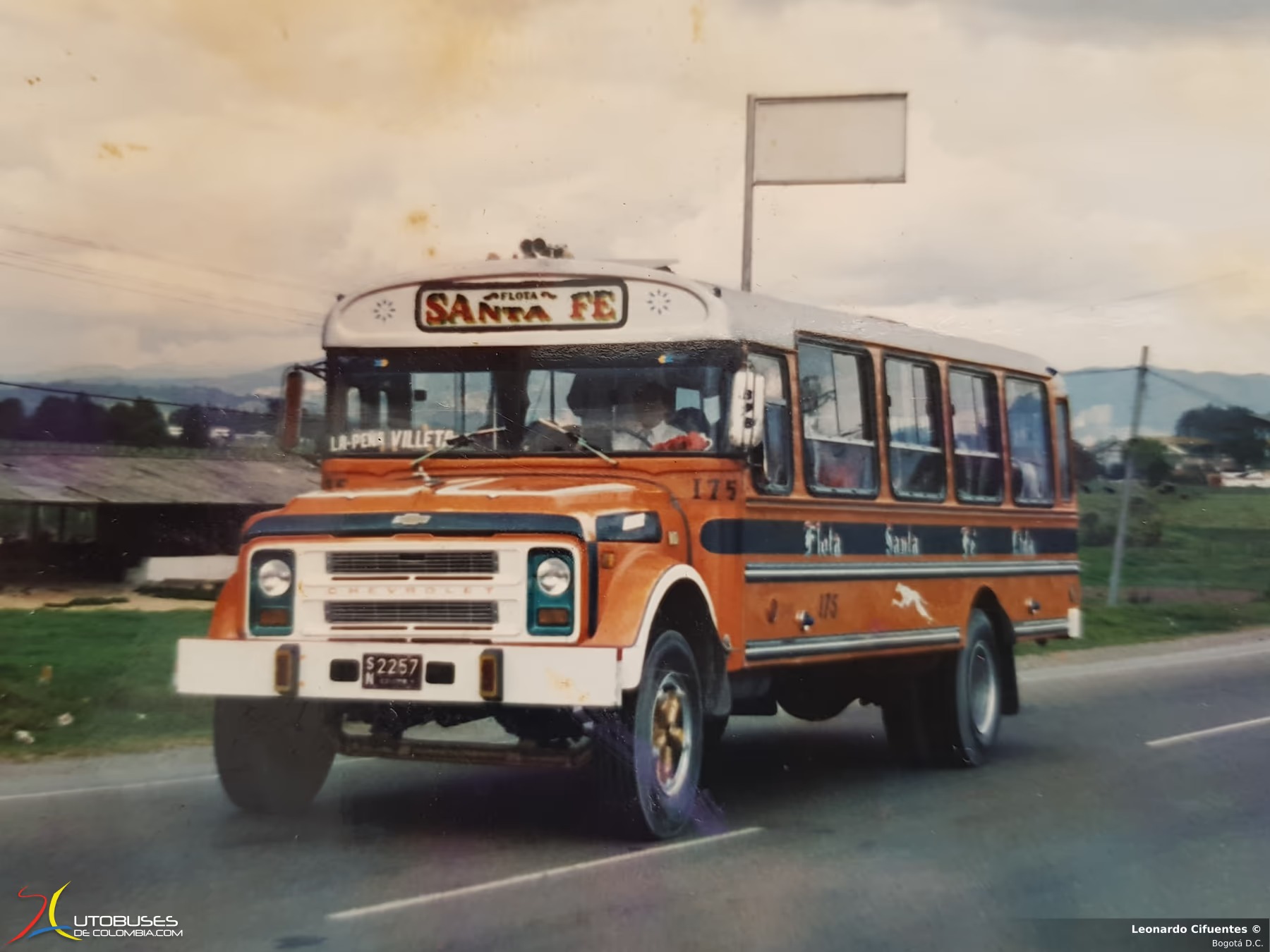 Blue Bird Colcar Chevrolet B60 de Flota Santa Fe