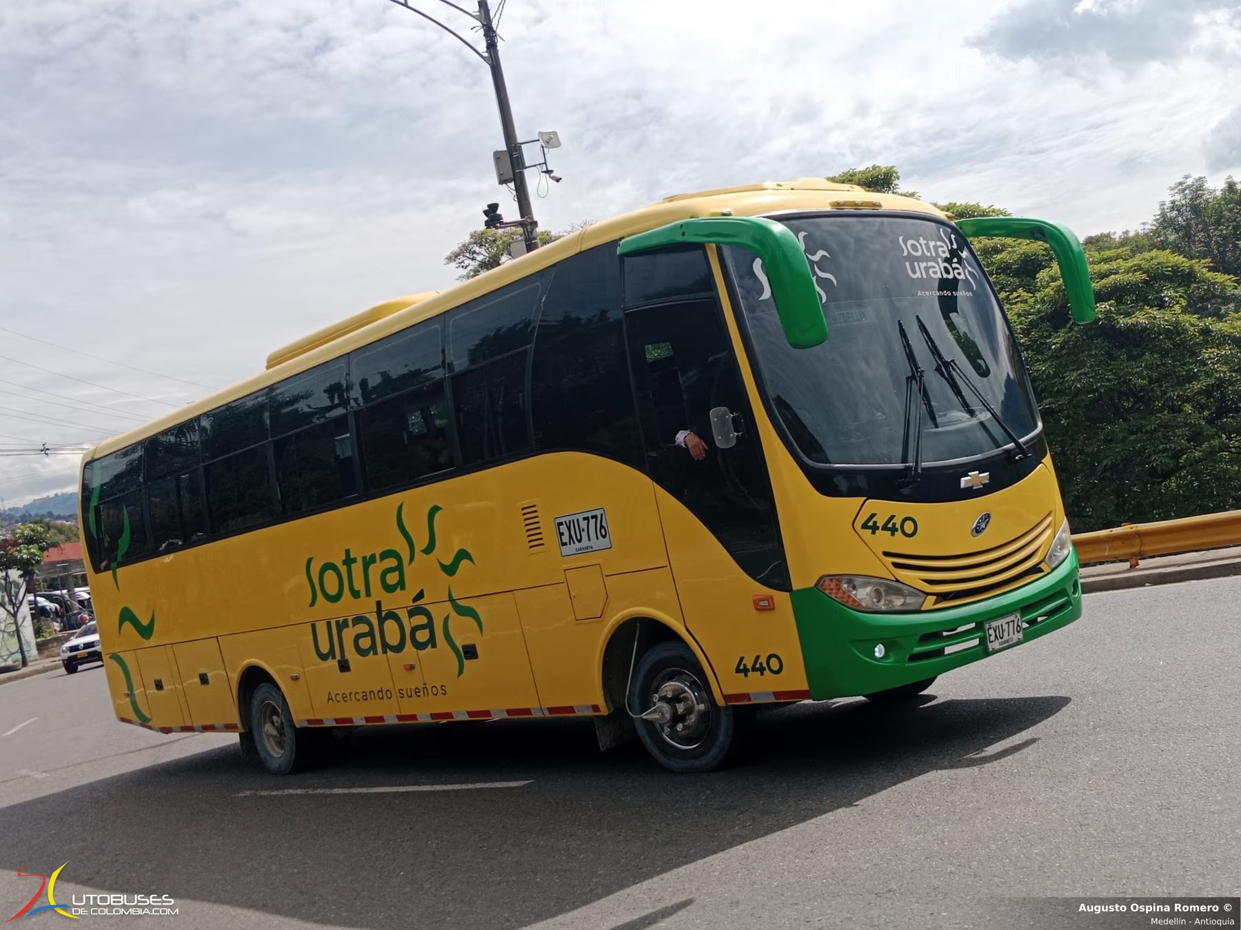 JGB Ibiza Maxxi Chevrolet Isuzu FRR Forward de Sotra Urabá