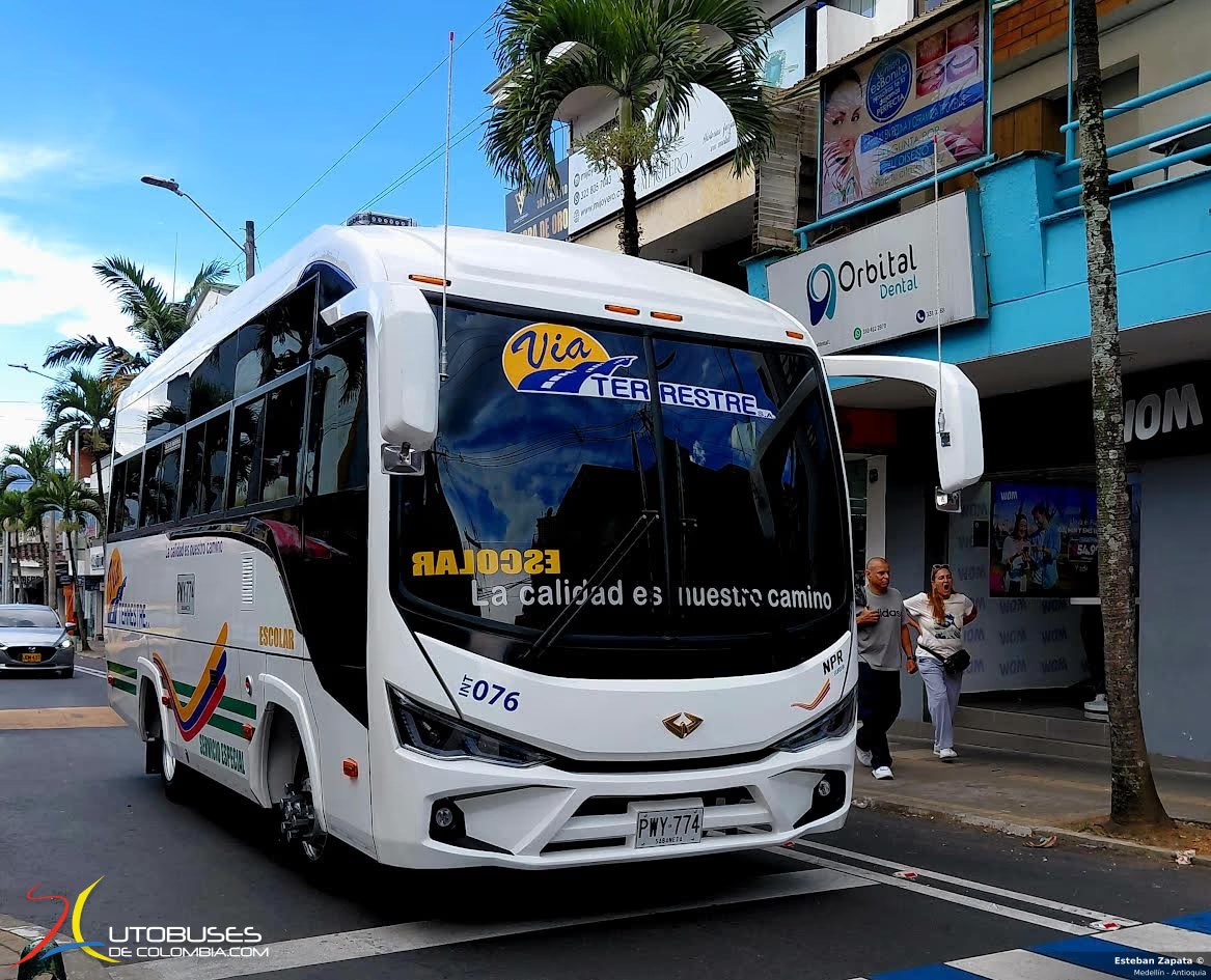 Autobuses ICC Legacy Chevrolet Isuzu NPR de Via Terrestre