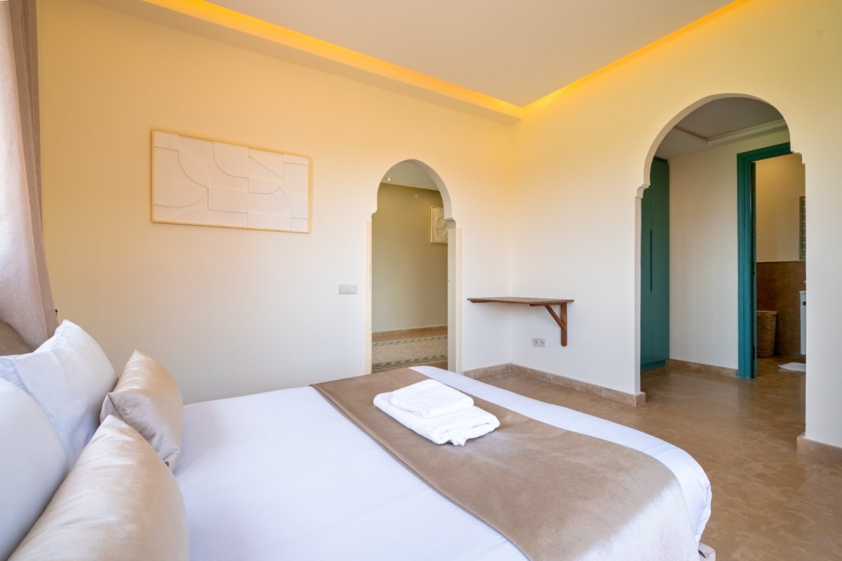Suite Fairway View Suite de la Villa Argan Golf — lit et salle de bain privée
