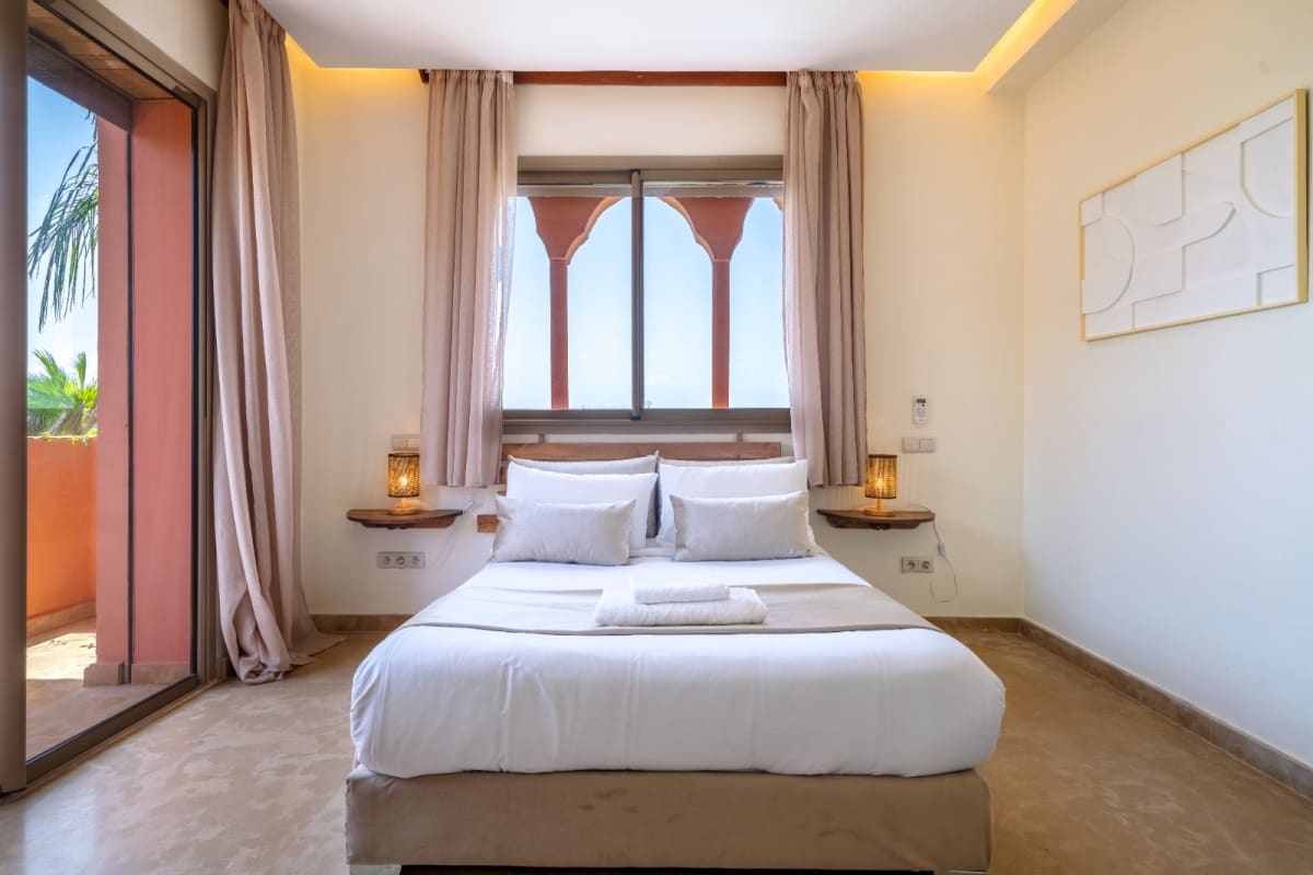 Suite Garden Suite de la Villa Argan Golf — lit et salle de bain privée