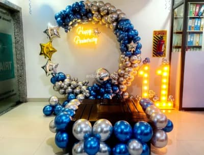 Ring setup decor with blue and silver balloons