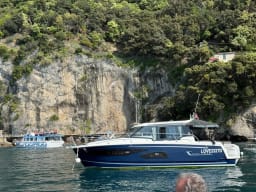 LOVE IN BLUE – Jeanneau Merry Fisher 1095 Coupé | Comfort eccezionale sulla Riviera Ligure