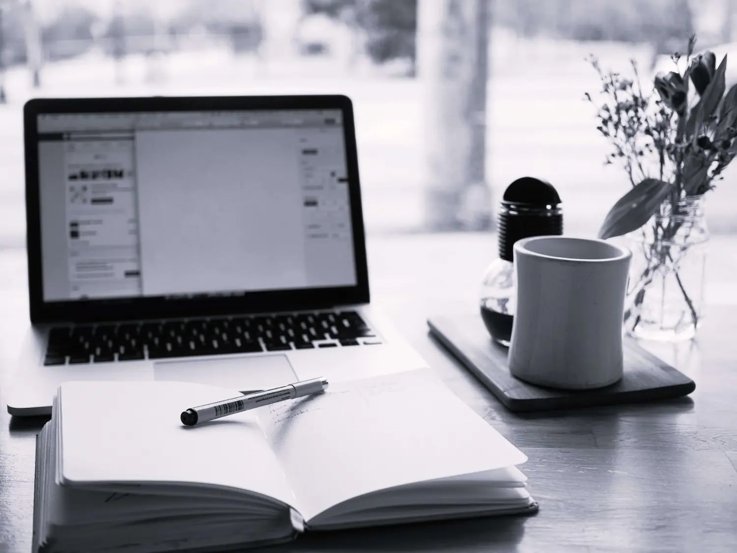Photo d'un ordinateur portable dans un bureau