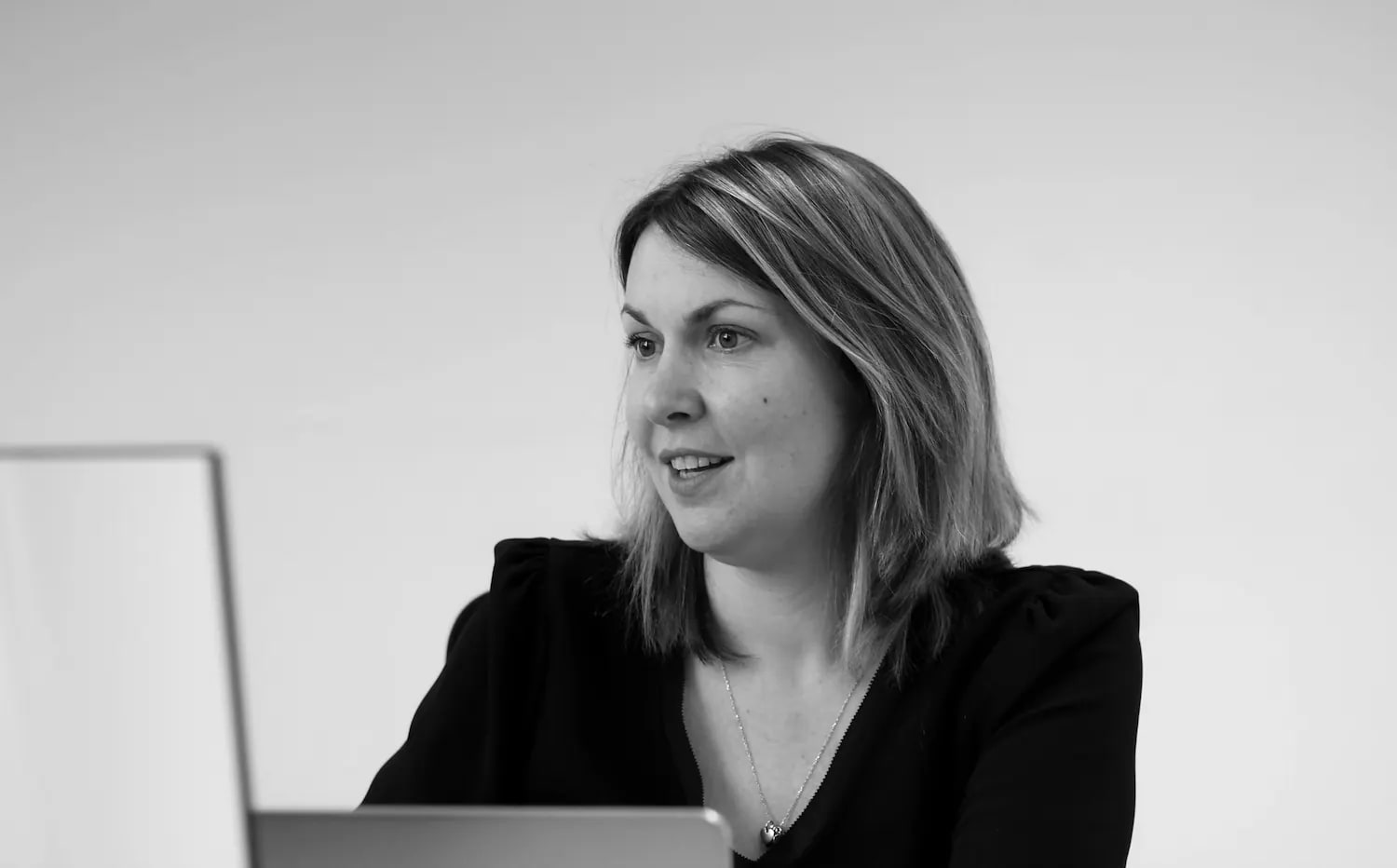 Photo de Jessica Legrand devant son ordinateur