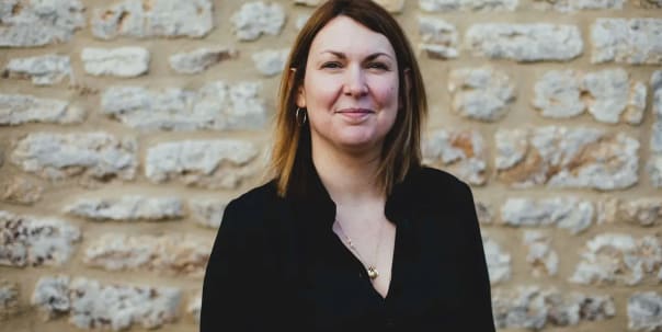 Photo de Jessica de face à l'extérieur