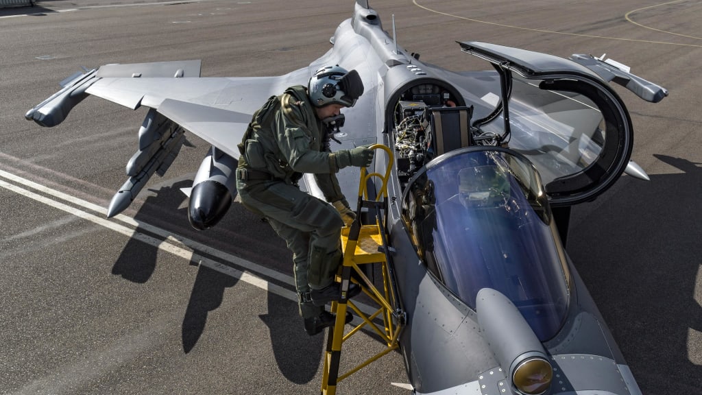 Avión de combate Gripen E armado con misiles para objetivos aire-aire y aire-superficie.