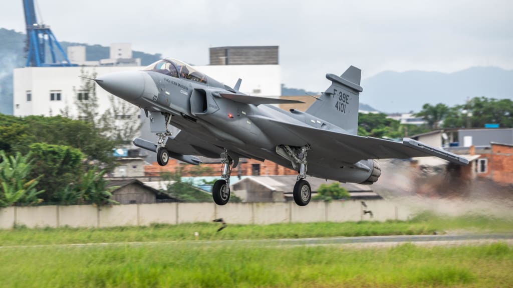 First of 36 Saab F-39E Gripen fighter aircraft arrives in Brazil