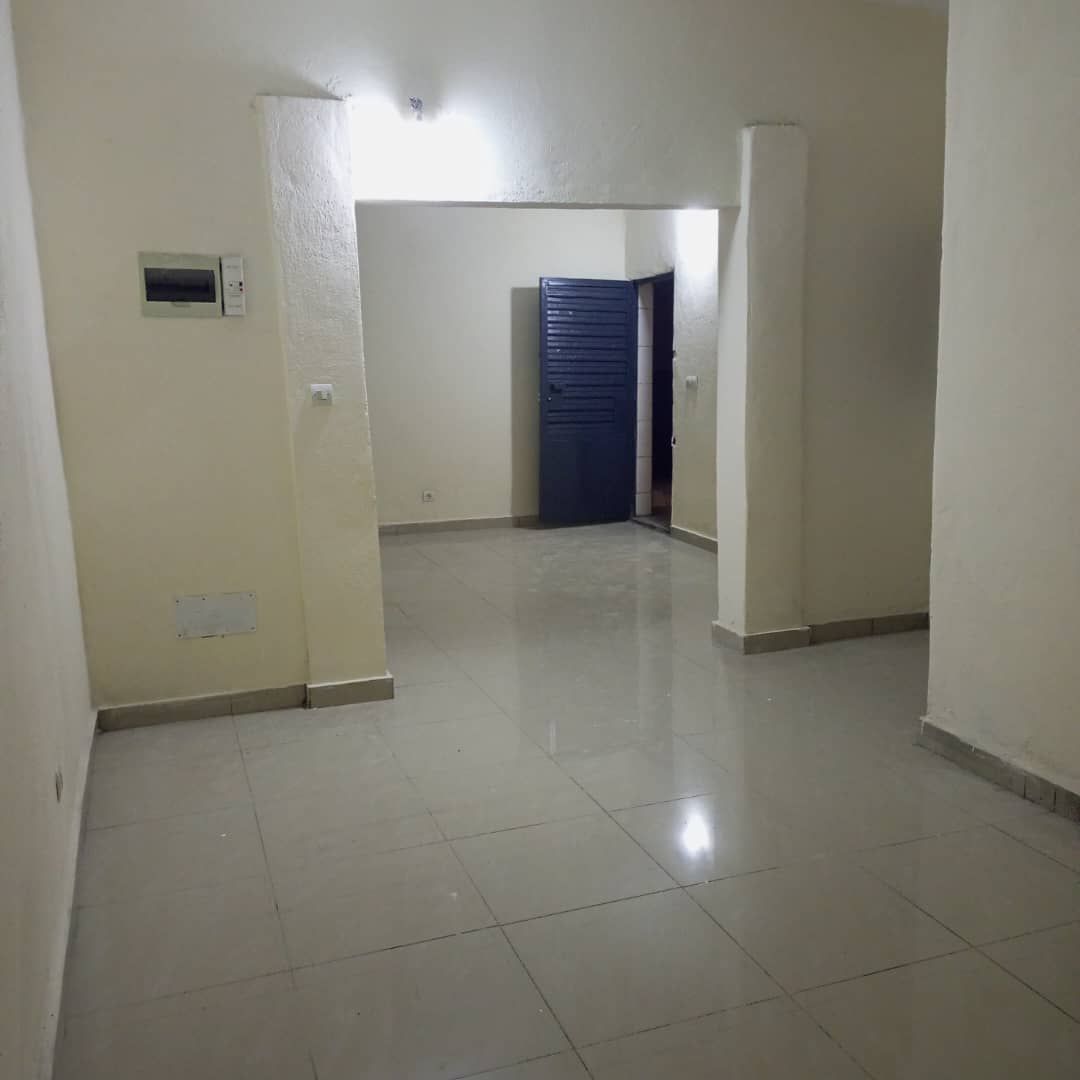 Appartement — Abidjan (à compléter)
