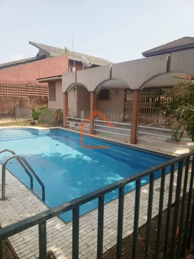 Villa 10 pièces avec piscine à louer à Cocody Vallon