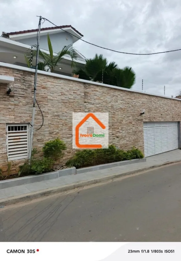 LOCATION Cocody Riviera4 Mbadon Composition : 03 salons 02 cuisines 04 chambres