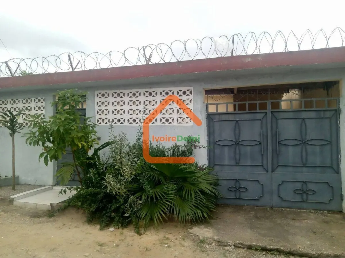Bingerville, après la chefferie, une villa basse avec garage de 4 pièces avec cours avant.