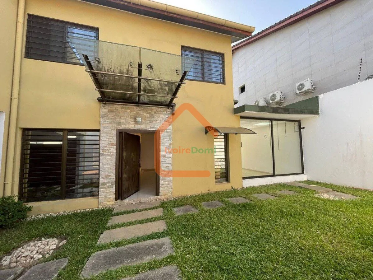 Location d'une villa duplex de 5 pièces à Cocody Riviera Synacacci 2