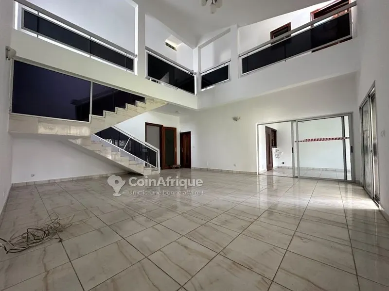 Location villa 6 pièces Abidjan cocody golf