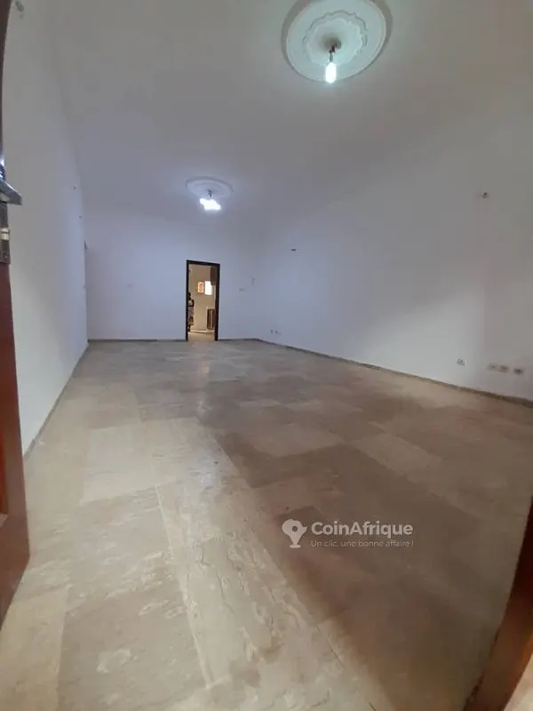 Location villa duplex 10 pièces -Riviera 4 mpouto. loyer :2.300.000f/ mois habitation ou bureau passe nb