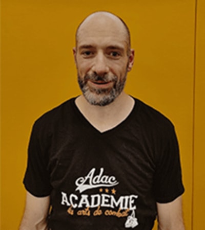 Julien Mandon, professeur au Boxing Défense Villebon (Boxe de rue, Armes de rue, Certificat d'assistant Coach MMA, Fonctionnaire de Police)
