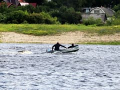 Соревнования по водному многоборью провели не реке Великой среди псковских спасателей