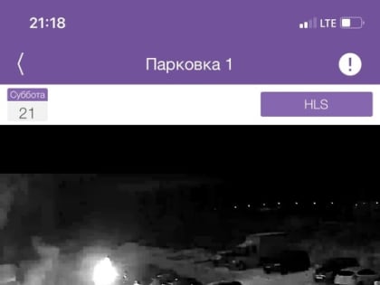 Неизвестные запустили фейерверк во дворе на улице Никольской в Пскове и попали в машины