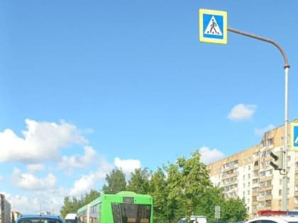 Женщина ушибла голову при падении в автобусе в Пскове