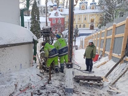 В Псково-Печерском монастыре укрепляют исторические фундаменты Лазаревского храма