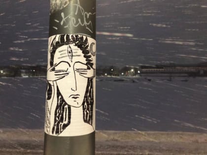 ФОТОФАКТ Стикер-арт на фонарных столбах псковской набережной