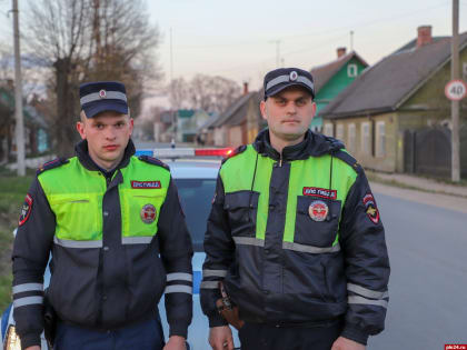 Псковские автоинспекторы вывели из горящего дома 72-летнюю женщину