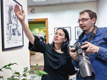 Выставка рисунков преподавателя ПсковГУ открылась в псковской библиотеке
