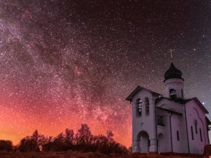 Полярное сияние сфотографировал пскович над печорским храмом