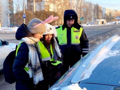 В ходе акции псковские сотрудники Госавтоинспекции поздравили водителей с Рождеством