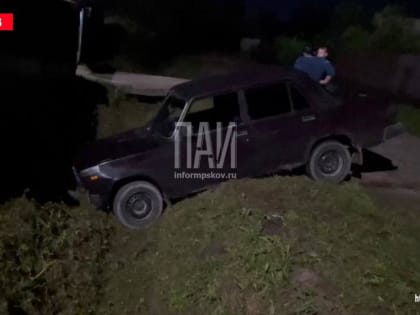 В Острове водитель наехал на троих человек и сбежал