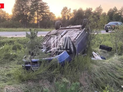 Водитель госпитализирован в результате переворота автомобиля в Псковском районе