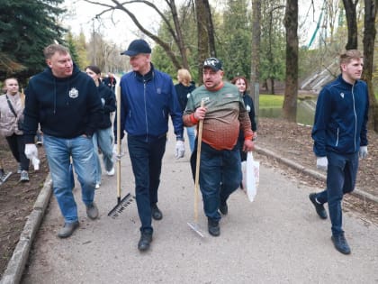 Своим примером депутаты призвали жителей Псковской области присоединиться к всероссийскому субботнику