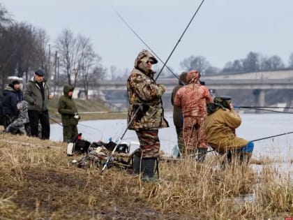 Брать горячий чай на рыбалку призвали псковичей