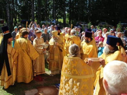 Архиерейское богослужение прошло впервые за 100 лет в красногородском Никольском храме