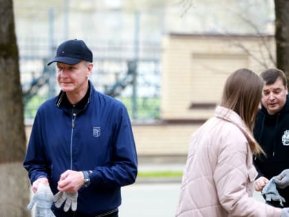 Своим примером депутаты призвали жителей области присоединиться к всероссийскому субботнику