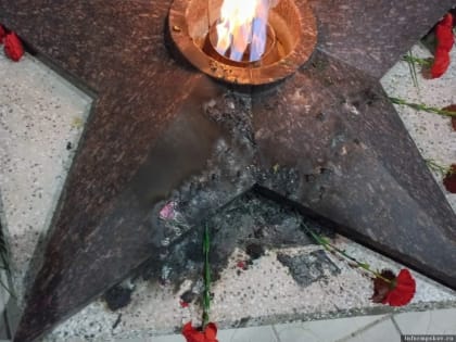 Вандалы осквернили мемориал Партизанской славы в Дедовичах