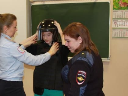 Познакомили  с профессией полицейского