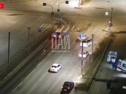Мужчина выпал из окна многоквартирного дома на крышу библиотеки в Пскове