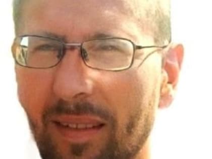 Шатающегося мужчину в кепке продолжают разыскивать в Пскове