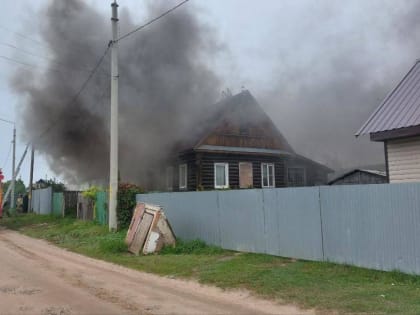 В Великих Луках загорелся жилой дом