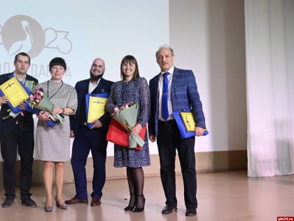 Лучших учителей по истории и обществознанию наградил Дмитрий Шахов