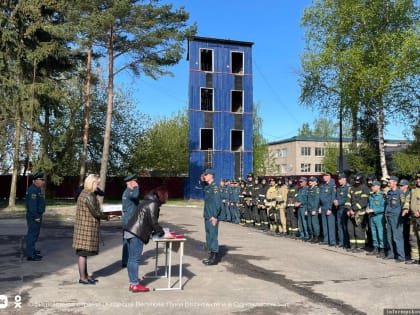 Личный состав пожарно-спасательного отряда наградили в Великих Луках