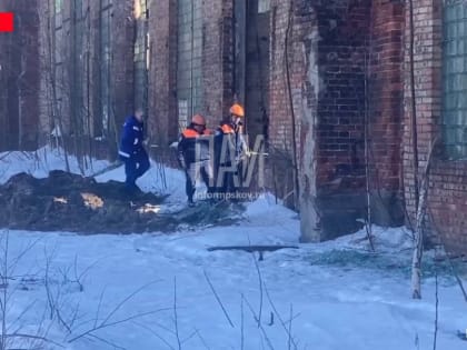 Мужчину придавило плитой на заброшенном заводе в Великих Луках