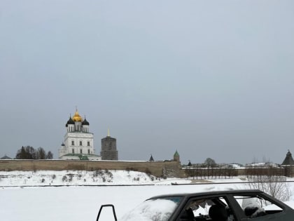 Фотофакт: Разбитый автомобиль стоит на берегу реки в Пскове