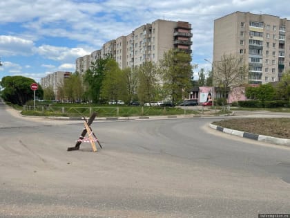 Асфальт провалился на круговом перекрёстке в Великих Луках