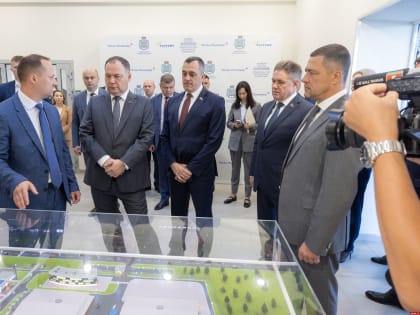 Визит белорусских официальных лиц на завод 