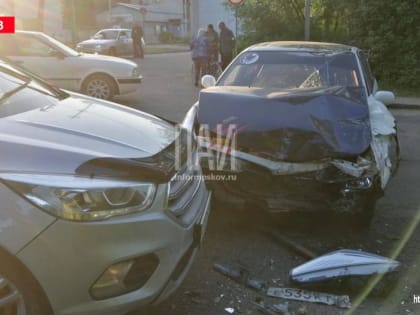Водитель и пассажир госпитализированы в результате ДТП в Новосокольниках