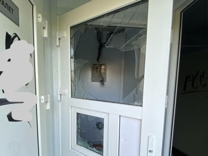 Вандалы разгромили туалет в псковском парке Строителей